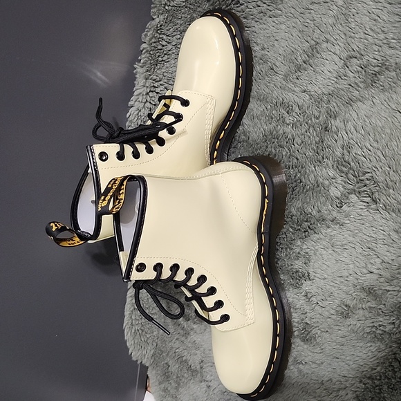 1460 Women's Patent Leather Lace Up Boot - Picture 5 of 7